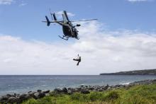 Un hélicoptère évacue le corps du pêcheur attaqué et tué par un requin à La Réunion le 30 janvier 2019