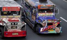 Deux jeepneys bariolés dans une rue de Manille, le 17 janvier 2019 aux Philippines