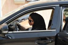 La Saoudienne Majdoleen Mohammed Alateeq s'apprête à conduire après avoir obtenu sa licence dans la capitale saoudienne Ryad le 24 juin 2018