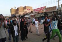 Des Soudanais et Soudanaises participent à une manifestation contre le pouvoir à Khartoum (Soudan), le 15 janvier 2019