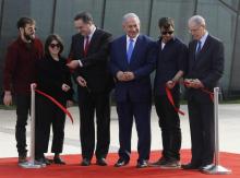 Le Premier ministre Benjamin Netanyahu (C) et le ministre des Transports Israel Katz (à sa droite) lors de l'inauguration du nouvel aéroport international Ramon, près d'Eilat, dans le sud d'Israël, le