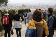 Des touristes visitent le Parc Guell, le 2 novembre 2018 à Barcelone, en Espagne