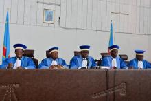 L'opposant Martin Fayulu (d) dépose un recours avec son avocat à la Cour constitutionnelle de Kinshasa, le 12 janvier 2019 en RDC