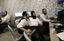 Des entrepreneurs juifs ultra-orthodoxes au sein de l'espace de travail partagé Bizmax, le 21 novembre 2018 à Jérusalem