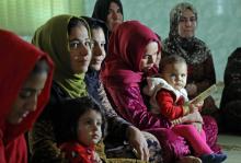 Des femmes accompagnées d'enfants écoutent une militante s'exprimant contre la mutilation génitale féminine, dans le village de Charboty Saghira, dans le Kurdistan irakien où l'excision est répandue, 