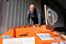 Jean-Jacques Savin pose, le 15 novembre 2018 à Arès (sud de la France), sur son tonneau de trois mètres de long et 2,10 m de diamètre, construit en contre-plaqué époxy pour résister aux vagues