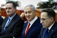 Le Premier ministre israélien Benjamin Netanyahu (C) lors de la réunion hebdomadaire de son gouvernement le 13 janvier 2018 à Jérusalem