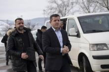 Rrustem Mustafa-Remi (d) arrive à l'aéroport de Pristina pour prendre un avions pour La Haye le 13 janvier 2019