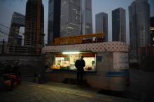 Un ouvrier en bâtiment achète à manger dans un food-truck dans le quartier d'affaires de Pékin, le 18 janvier 2019