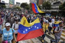 Des militants de l'opposition participent à une marche, le 23 janvier 2019 à Caracas, au Venezuela