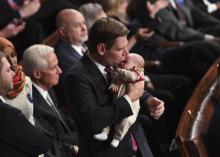 L'élu démocrate Eric Swalwell embrasse son bébé lors de l'investiture de la nouvelle Chambre américaine des représentants, le 3 janvier 2019
