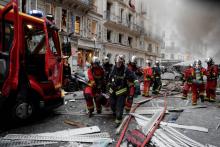 Une femme est évacuée après l'explosion rue de Trévise dans le 9e arrondissement de Paris le 12 janvier 2019