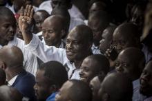 Martin Fayulu (c) candidat malheureux à l'élection présidentielle en RDC salue la foule lors d'une manifestation pour protester contre les résultats, le 11 janvier 2019 à Kinshasa