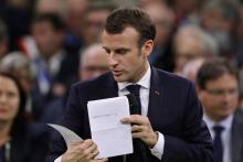 Emmanuel Macron écoute une élue lors du lancement du grand débat national devant les maires normands à Grand Bourgtheroulde, dans l'Eure, le 15 janvier 2019