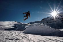 Un homme fait du snowboard aux Deux Alpes le 3 janvier 2019