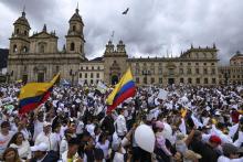 Des miliers de Colombiens sur la place Bolivar à Bogota, le 20 janvier 2019, pour manifester leur refus du terrorisme et en hommage aux victimes de l'attentat qui a fait 20 morts le 17 dans la capital