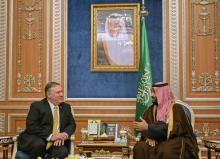 Le secrétaire d'Etat américain Mike Pompeo accueilli à Ryad par le ministre d'Etat saoudien aux Affaires étrangères Adel al-Jubeir, le 13 janvier 2019