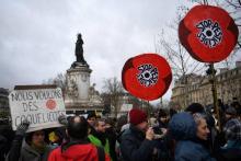 "Changeons le système, pas le climat": avec ce slogan devenu un leitmotiv, des milliers de personnes manifestent en France, le 27 janvier 2019, ici à Strasbourg