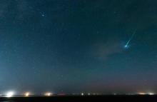 Une étoile filante traverse le ciel au dessus de la mer du Nord, près de Pilsum, dans le nord ouest de l'Allemagne, le 13 août 2015