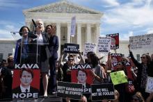 La sénatrice américaine Kirsten Gillibrand, prononce un discours devant la Cour suprême le 28 septembre 2018 pour s'opposer à la confirmation du juge conservateur Brett Kavanaugh, visé par des accusat