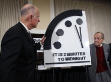 L'ancien gouverneur de Californie Jerry Brown et l'ancien ministre de la Défense américain William Perry dévoilent "l'horloge de l'apocalypse" à Washington le 24 janvier 2019