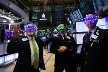 Plusieurs mauvaises nouvelles ont encore fait plonger jeudi la Bourse de Wall Street, déjà hyper-volatile depuis trois mois