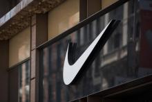 Un logo Nike devant un magasin de la marque d'équipements sportifs, à New York le 15 juin 2017