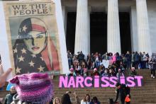 Des manifestantes de la "Marche des femmes" devant le Lincoln Memorial à Washington, le 20 janvier 2018