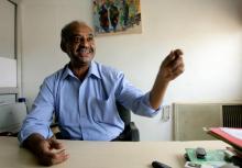 Photo prise le 29 mai 2012 du journaliste soudanais Faisal Mohamed Salih lors d'une interview avec l'AFP à Khartoum