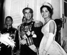 Le dernier chah d'Iran, Mohammad Reza Pahlavi, lors de son mariage avec Farah Diba le 21 décembre 1959 à Téhéran