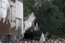 Une messe est célébrée devant la grotte de Massabielle à Lourdes pour le 150e anniversaire de Bernadette Soubirous, le 11 février 2008