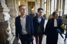 Wilfred de Bruijn (g) et son ami Olivier Couderc (c) arrivent avec leur avocate Caroline Mecary (d) au tribunal de Paris, le 6 mai 2014