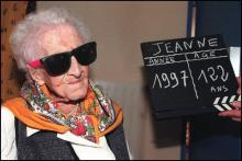 Jeanne Calment, la doyenne arlésienne de l'humanité, dans sa maison de retraite, le 20 février à Arles, à la veille de son 122ème anniversaire