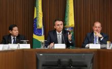 Photo diffusée par le service de presse de la présidence brésilienne montrant le chef de l'Etat Jair Bolsonaro en train de présider sa première réunion ministérielle à Brasilia, le 3 janvier 2019.