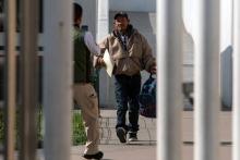 Carlos Catarlo Gomez, un demandeur d'asile hondurien qui était arrivé aux Etats-Unis en novembre, est reconduit au Mexique, à Tijuana (Mexique), le 29 janvier 2019