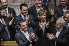 Le Premier ministre grec Alexis Tsipras applaudit après avoir remporté un vote de confiance au Parlement à Athènes, le 16 janvier 2019
