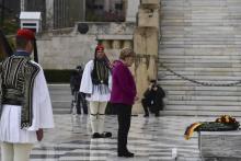 La chancelière allemande Angela Merkel se recueille sur la tombe du soldat inconnu à Athènes, le 11 janvier 2019 en Grèce
