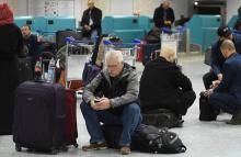 Des passagers bloqués à l'aéroport de Tunis-Carthage en raison d'une grève générale, le 17 janvier 2019