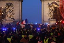 Des "gilets jaunes" manifestent aux abords de l'Arc de Triomphe sur les Champs-Elysées à Paris, le 12 janvier 2019