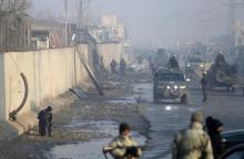 Des membres des forces de sécurité afghanes sur les lieux d'un attentat, le 15 janvier 2019 à Kaboul