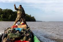 Un soldat à la proue d'une pirogue sur le fleuve Maroni, le 20 janvier 2019 en Guyane française