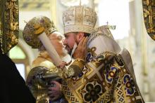 Photo prise le 6 janvier 2019 à Istanbul et fournie par le service de presse de la présidence ukrainienne montrant le patriarche Bartholomée de Constantinople (G) et Mgr Iepifani, chef de la nouvelle 
