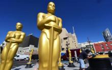 (ILLUSTRATION) Des reproductions des célèbres statuettes des Oscars, photographiées le 24 février 2016 à Hollywood, en Californie