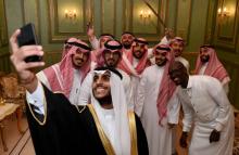 Le jeune Saoudien Basil Albani (en noir) a organisé son mariage à la maison, le 6 septembre 2018, pour limiter le budget des dépenses, malgré les réticences de sa famille