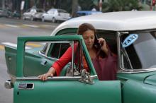 Une Cubaine monte à bord d'un taxi à La Havane le 17 janvier 2019