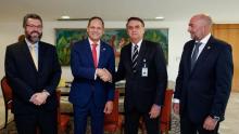 (De g à d) Le ministre des Affaires étrangères brésilien Ernesto Araujo, le président en exil du Tribunal suprême vénézuélien Miguel Angel Martin, le président brésilien Jair Bolsonaro et un représent