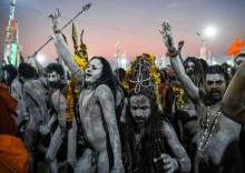 Des ascètes hindous couverts de cendres marchent en procession après avoir pris un bain au confluent des fleuves sacrés du nord de l'Inde durant le festival de Kumbh Mela à Allahabad le 15 janvier 201