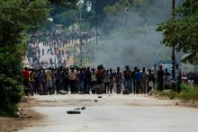 Des manifestants zimbabwéens en colère bloquent une route à Harare, le 14 janvier 2018 après l'annonce d'une forte hausse des prix du carburant