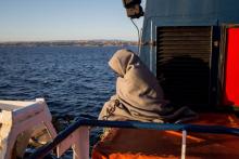 Un migrant enveloppé dans une couverture sur le pont du Sea-Watch peu avant l'arrivée du navire à Catane (Sicile), le 31 janvier 2019