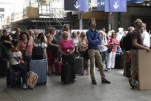 Les voyageurs patientent dans les halls de la gare Montparnasse à Paris, le 28 juillet 2018